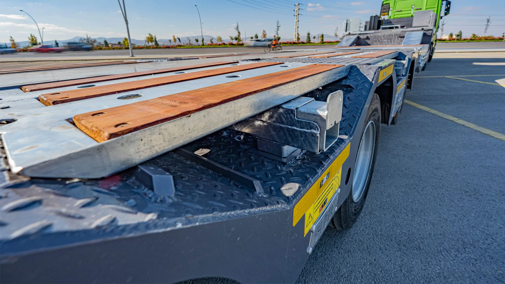 Low Loading Deck — STU Trailers