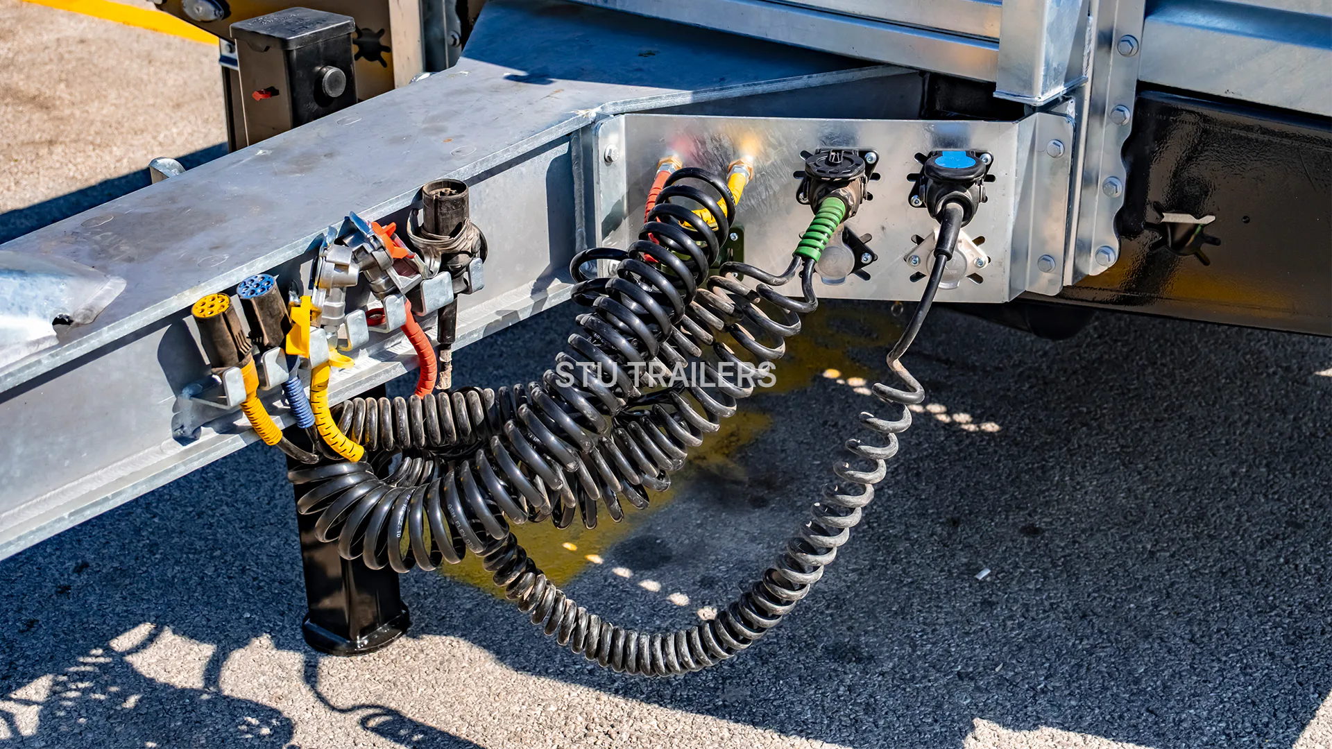 Drawbar coupling and towing geometry configured to match the towing vehicle and fleet requirements. — STU Trailers
