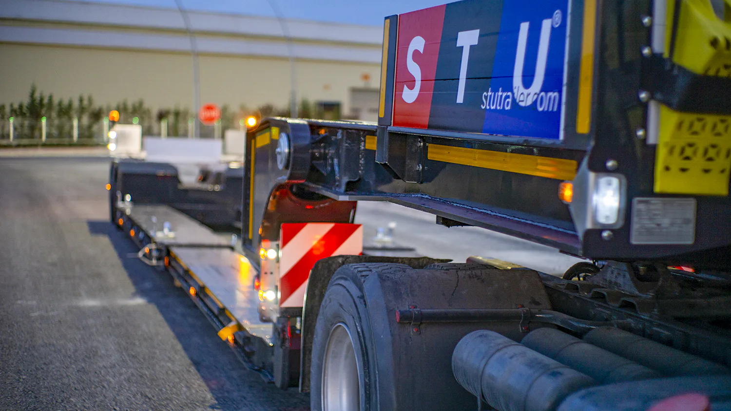 Low loader trailer with robust chassis, deck details and bespoke configuration. — STU Trailers