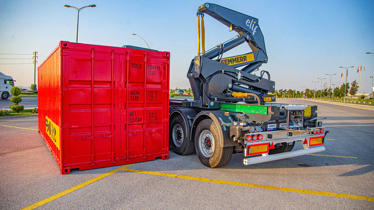 Move Containers Without External Crane Dependency