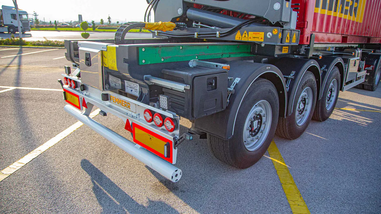Hydraulic stabiliser legs for safe lifting footprint — STU Trailers
