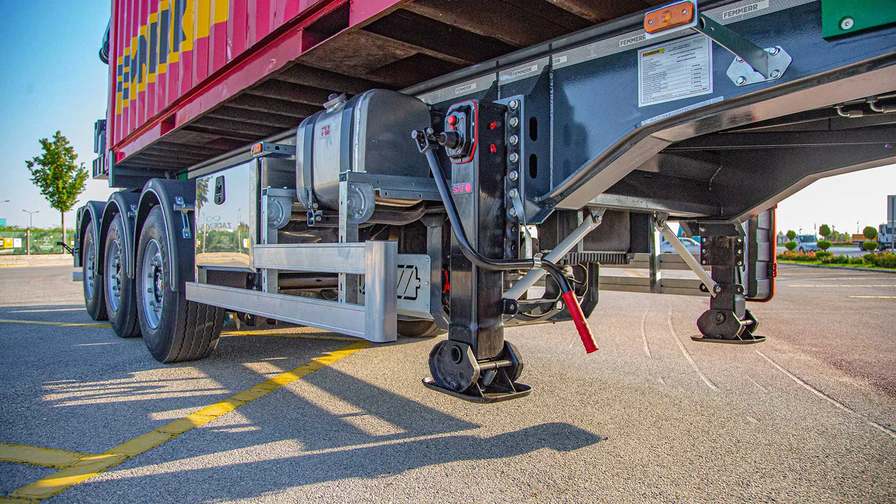 Side loader trailer for locations without external cranes, reachstackers or forklifts. — STU Trailers