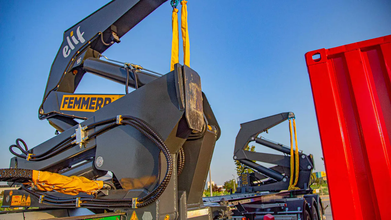 Hydraulic stabiliser legs support safe container loading and unloading cycles. — STU Trailers