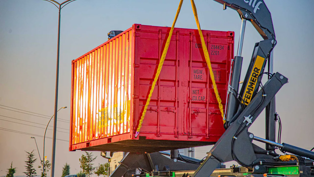Twin hydraulic crane system for container side lifting — STU Trailers