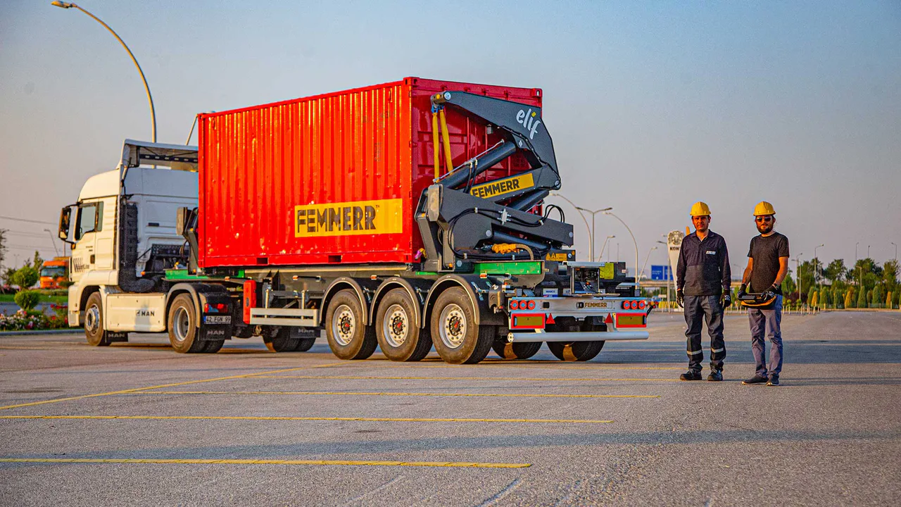 Container trailer with integrated loading cranes configured for intermodal and container delivery on the final transport stage. — STU Trailers